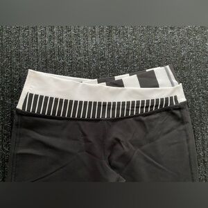 Lululemon Astro wide leg pant
Size 6- BLACK